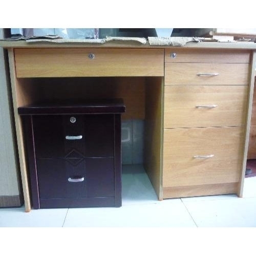 Bàn làm việc bằng gỗ