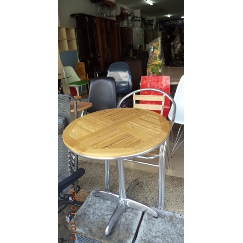 Bàn uống nước chân sắt