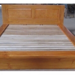 Thiết kế phòng ngủ với mẫu giường ngủ bằng gỗ tiện nghi