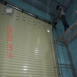 Cửa cuốn bị trượt khỏi đường ray thì phải làm sao