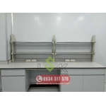 Bàn thí nghiệm áp tường có kệ để dụng cụ